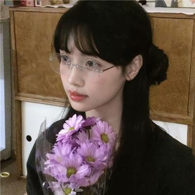 出墙红杏两家春